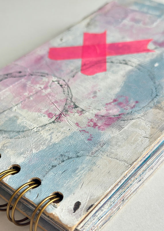 Künstlerisch gestaltetes Art Journal mit Papier- und Collagespuren