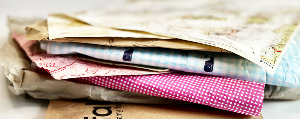 Aufgeschlagenes Junk Journal aus alten Papieren, Fundstücken und Erinnerungen