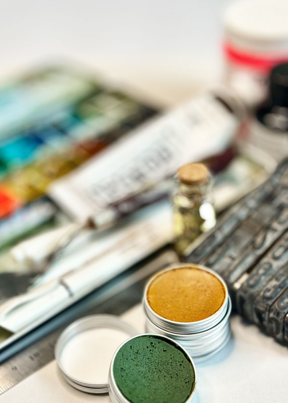 Mixed-Media-Arbeit mit Farbe, Papier, Motiv und Struktur