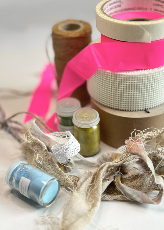 Gesammelte alte Papiere und Fundstücke für ein Junk Journal