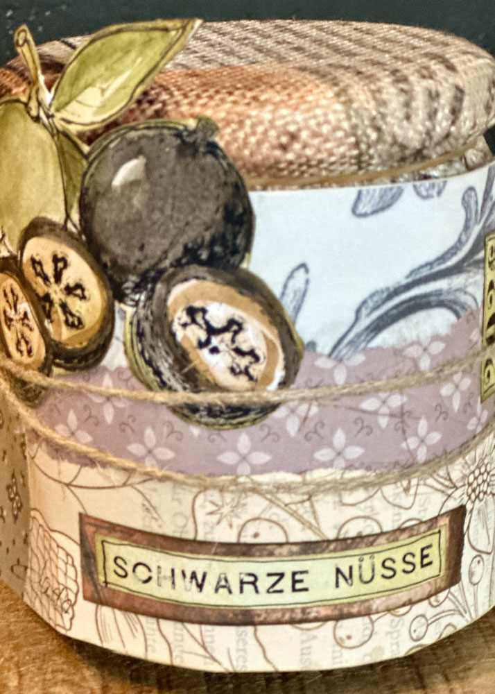 Schwarze Nüsse – stimmungsvolle Nahaufnahme in dunklen Tönen